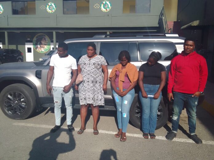 Detienen vehículo vinculado a esposa del alcalde de Comendador por tráfico de haitianos