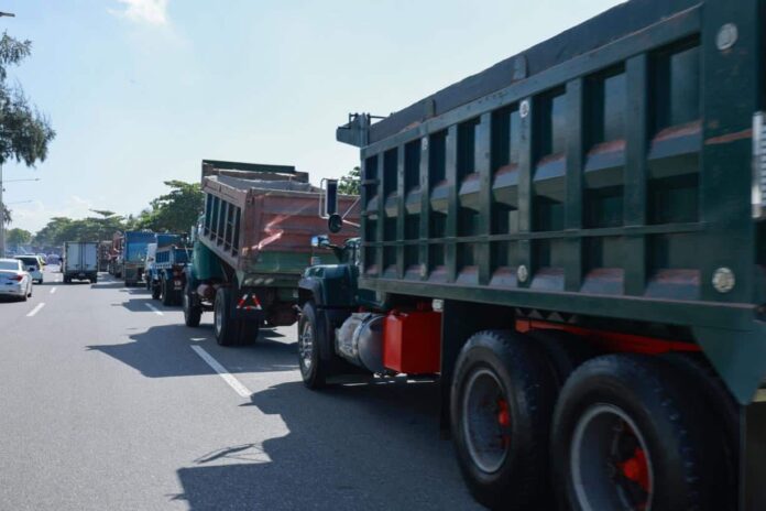 Protesta de camioneros bloquea la 30 de Mayo en rechazo a las nuevas restricciones de circulación