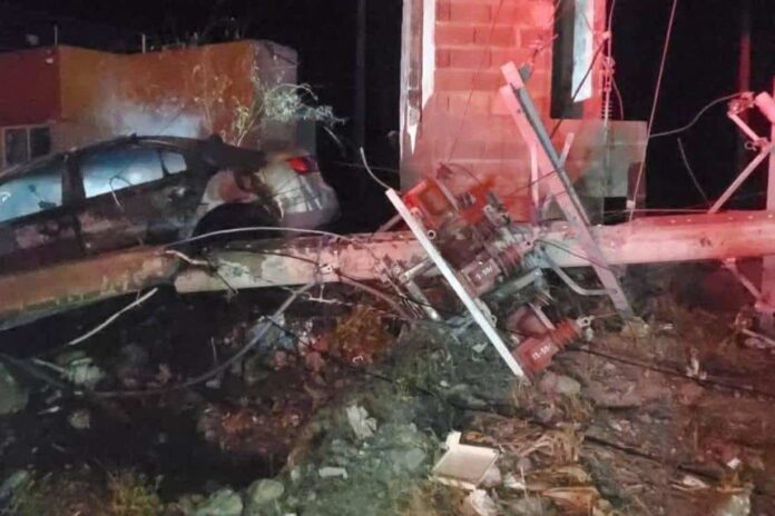 Conductor muere calcinado al incendiarse su vehículo tras chocar con un poste eléctrico
