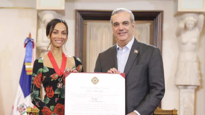 Zoe Saldaña recibe condecoración del gobierno dominicano por su trayectoria en el cine