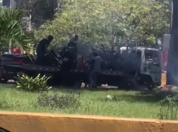 Motoristas incendian grúa de la Digesett en plena autopista Las Américas