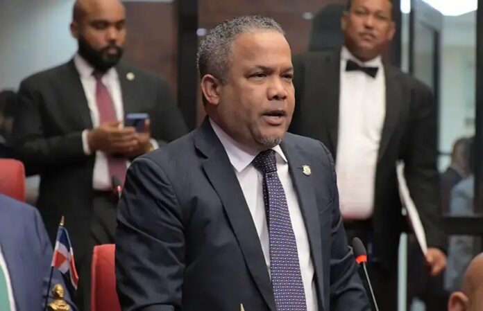 Héctor Acosta: “O quitan el semáforo o al agente, y se lo vamos a agradecer”