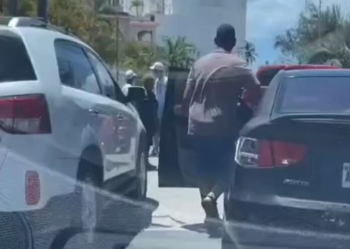 Ciudadano denuncia cobro de tarjeta y pase de parqueo para ingresar a playa pública de Boca Chica