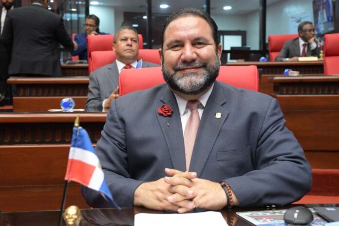 Senador Ramón Rogelio Genao exhibe cangrejos cocidos durante veda oficial, en posible incumplimiento de normas ambientales