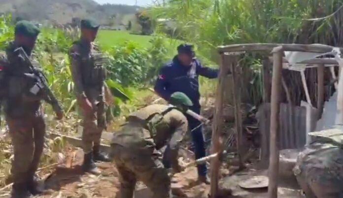 Autoridades desmontan letrinas construidas por haitianos sobre el río Tireo y eliminan casuchas ilegales