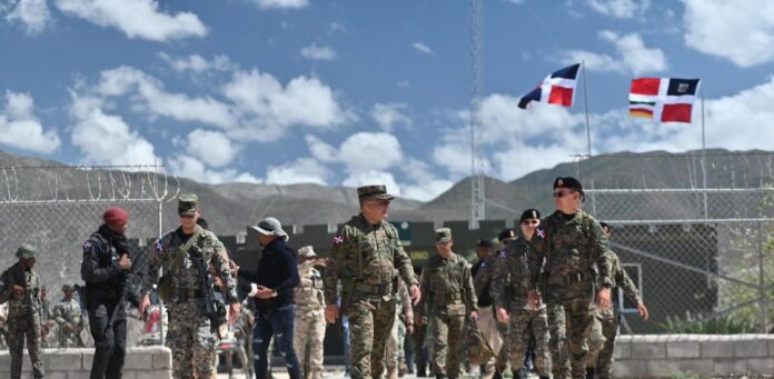 Autoridades atribuyen a redes organizadas desde Haití el tráfico de migrantes en la zona fronteriza