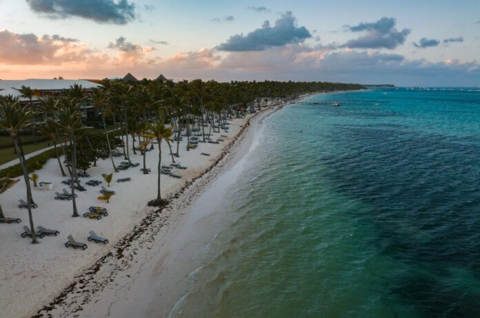 Defensa Civil clausura playa Macao por fuerte oleaje en la etapa final del operativo de Semana Santa