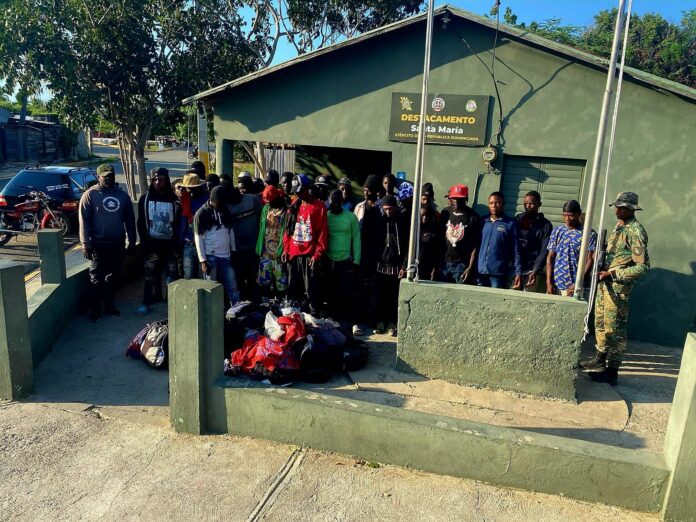 Localizan en Montecristi a 35 haitianos indocumentados; investigan quién es el dueño del inmueble