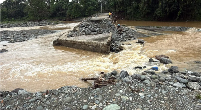 Colapsa puente en Bayacanes, La Vega, por intensas lluvias