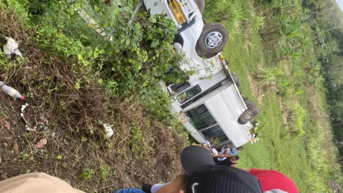 Autobús hotelero se vuelca en El Seibo y deja cuatro heridos