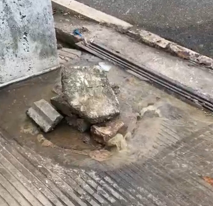Denuncian brote de aguas negras frente al colegio Saint Joseph tras un mes sin intervención oficial