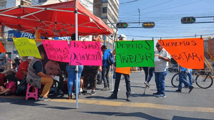 Vendedores ambulantes protestan frente a la UASD por desalojos sin reubicación