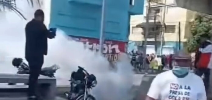 Policía Nacional dispersa con gases lacrimógenos haitianos que intentaban llegar al Altar de la Patria