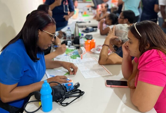 Cientos de personas reciben atenciones de salud gratuita en operativo médico de Fundación GBC en Evaristo Morales y Ensanche Quisqueya
