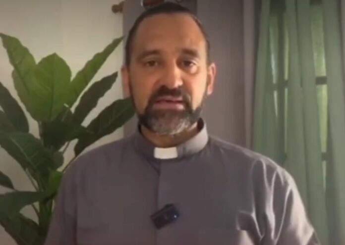 Sacerdote denuncia a Barrick Gold por tala masiva de bosques en Cotuí con respaldo de militares