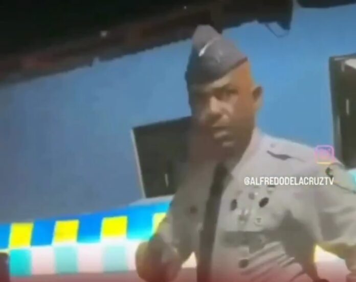 Denuncian abuso policial: agente lanza gas pimienta tras percatarse de que lo grababan