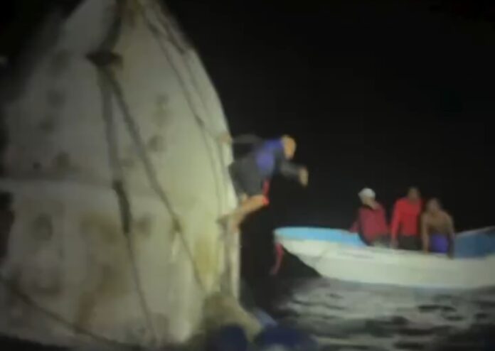 Rescatan con vida a pescadores de Río San Juan tras naufragar rumbo al Banco de la Plata