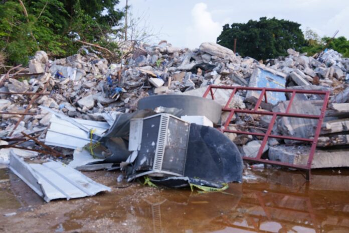 Llevan escombros del colapsado Jet Set a Parada Siete del Ingenio sin autorización oficial