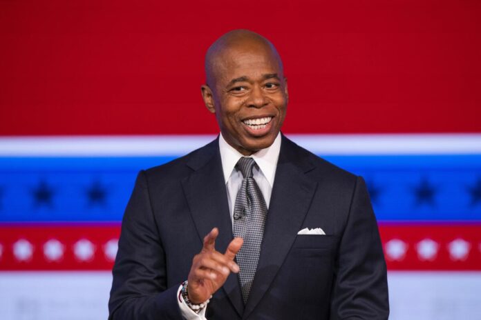 Eric Adams a inmigrantes: “No vivan con miedo, esta ciudad los protege”