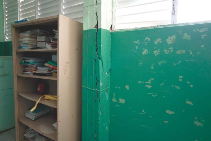 Escuela en Samaná es desalojada por graves daños estructurales