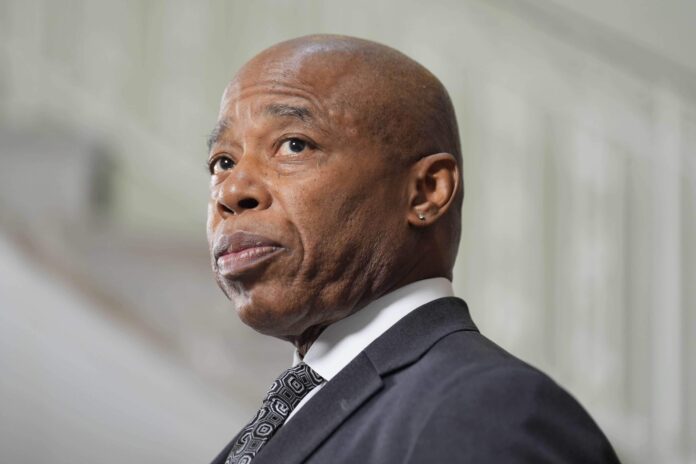 Alcalde de Nueva York visita Santo Domingo para solidarizarse con víctimas de tragedia en Jet Set