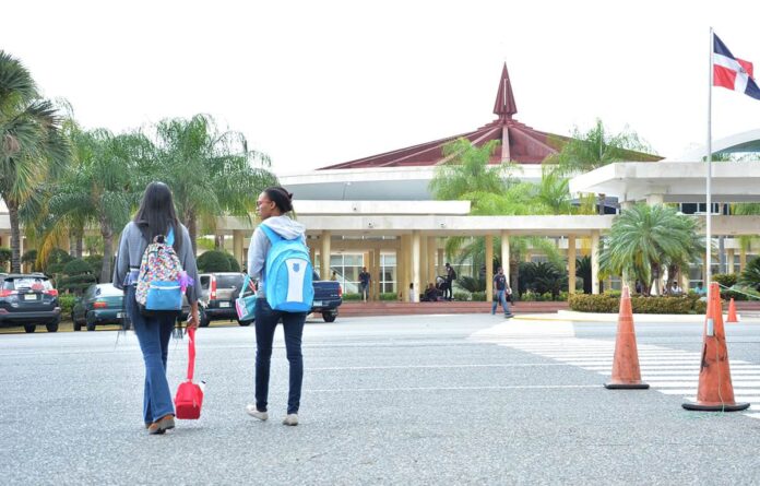 Proyecto de ley busca obligar a estudiantes haitianos a retornar a su país tras concluir estudios en RD