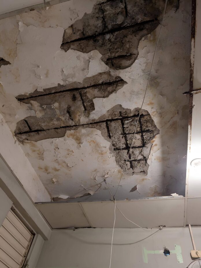 Hospital Ramón Matías Mella opera bajo riesgo por colapso del techo