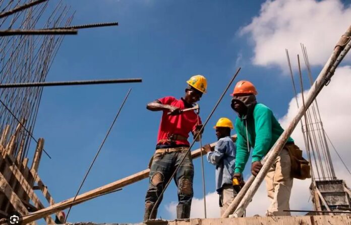 Gobierno impulsa regulación de mano de obra haitiana en construcción mientras crece preocupación por desplazamiento de trabajadores dominicanos