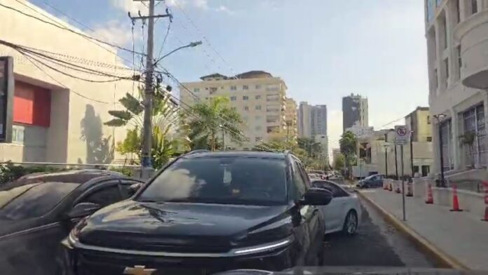 Ricardo Ripoll denuncia caos vial por vehículos en vía contraria y pide acción a las autoridades