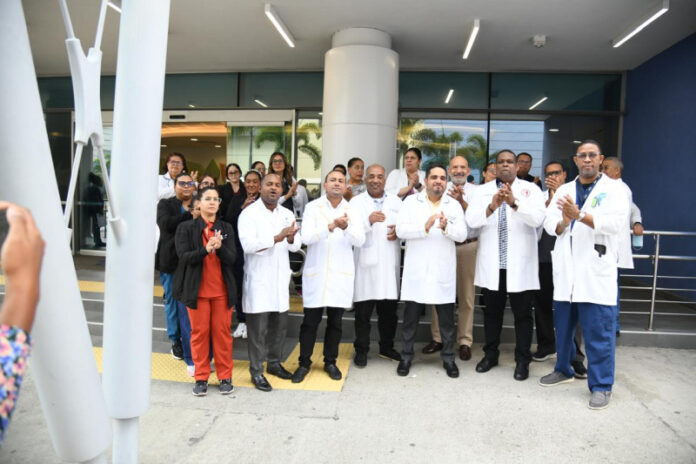 Médicos de Ciudad Sanitaria paralizan labores, exigen reintegración tras despidos y denuncian condiciones precarias