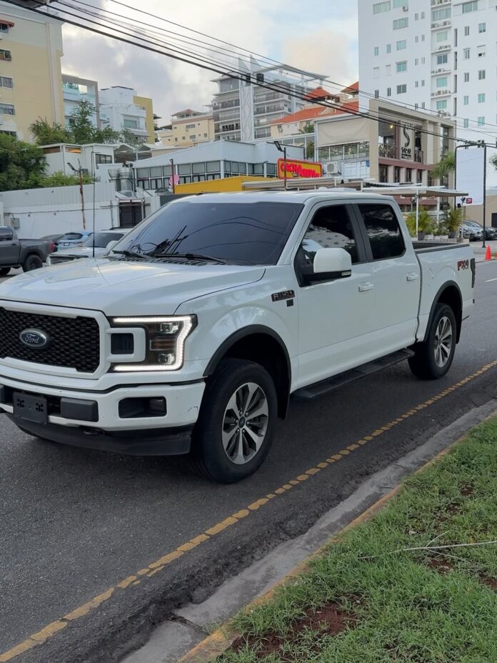 Camioneta Blanca Ford F150, placa L515467 es señalada por múltiples mujeres como responsable de acosos viales en el Distrito Nacional