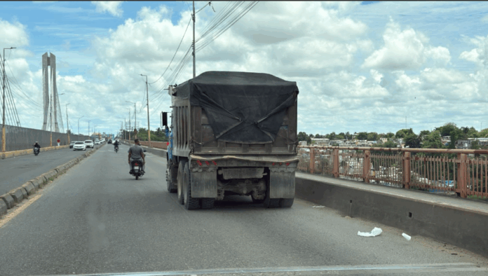 Camiones pesados siguen cruzando el puente de la 17 pese a prohibición oficial