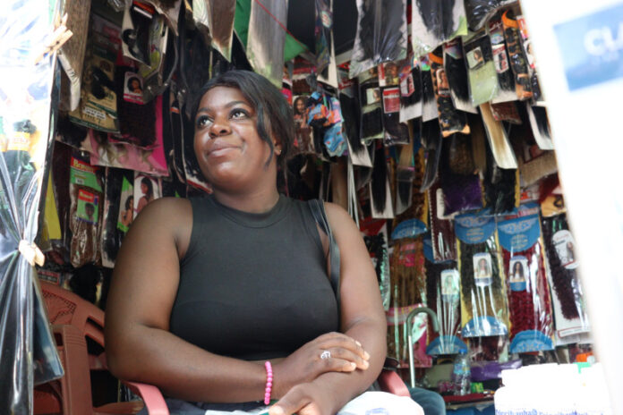 Ni redadas ni controles frenan el comercio haitiano; Comercio informal haitiano persiste en la Duarte pese a operativos de Migración