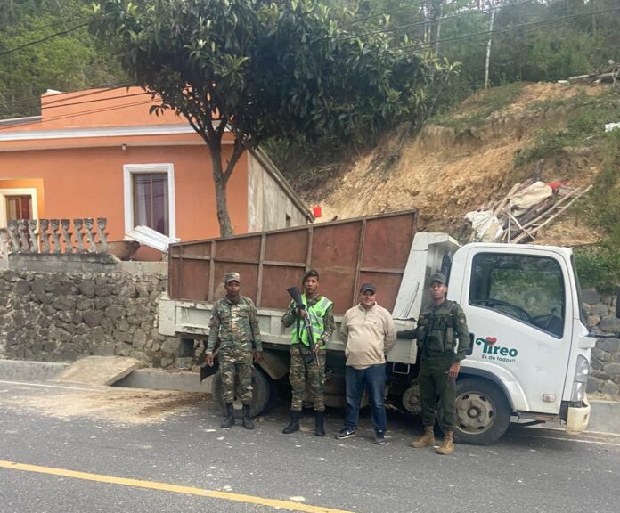 Camión del Ayuntamiento de Tireo es detenido por SENPA durante extracción ilegal de materiales