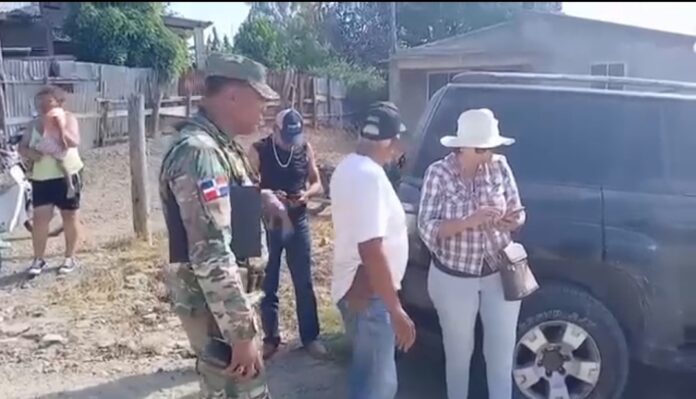 Coronel intenta bloquear cobertura de robo de ganado en finca de Dajabón