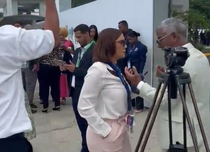 Encargado de prensa ordena sacar a periodistas de actividad encabezada por el presidente Abinader