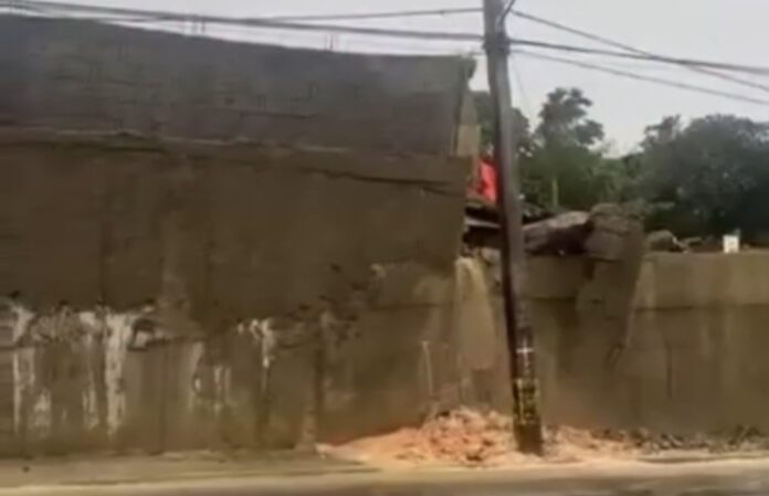 Alertan sobre posible colapso de pared en proyecto residencial en construcción; piden intervención urgente