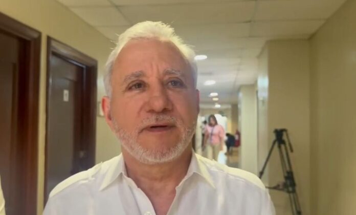 Senadores oficialistas respaldan regulación a medios y denuncian “difamación sin pruebas” en medio del debate por ley de expresión