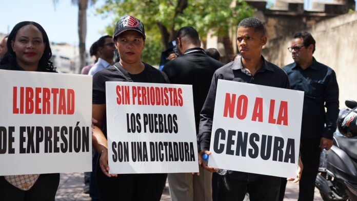 Comunicadores protestan por violencia contra la prensa; denuncian agresiones y amenazas en coberturas oficiales