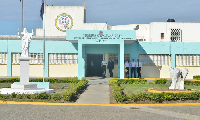 Recluso condenado por asesinato escapa del penal Rafey Hombres en Santiago