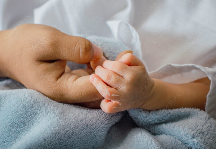 Madre niega haber golpeado a su hija recién nacida en Miches; afirma que fue un accidente mientras la bañaba.