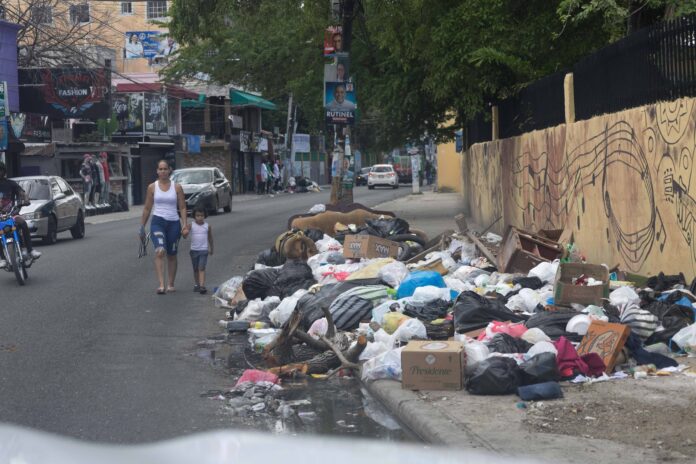 Denuncian acumulación de basura en la avenida México con José Martí en Santo Domingo.