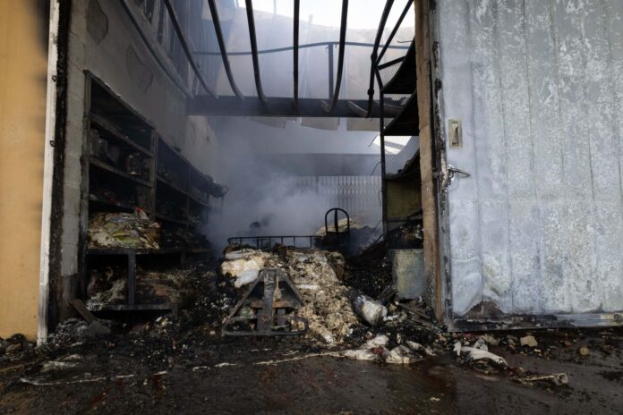 Incendio Devasta Nave en el Merca Santo Domingo; Pérdidas Superan los $800 Millones.