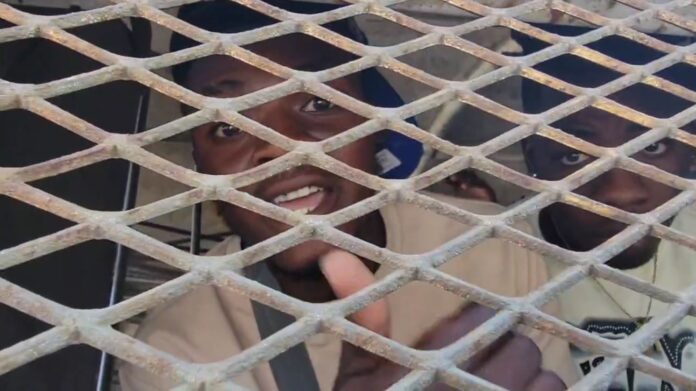 Haitianos indocumentados denuncian presunto despojo de pertenencias durante operativo de Migración en La Vega