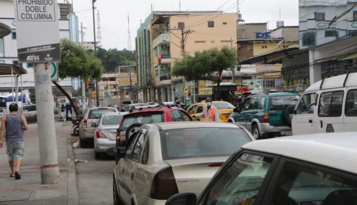Calles de Santo Domingo: El auge del negocio ilegal de parqueadores informales.