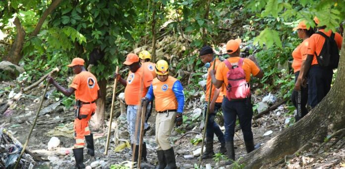 Hallan sin vida a niña arrastrada por cañada en Villa Mella.