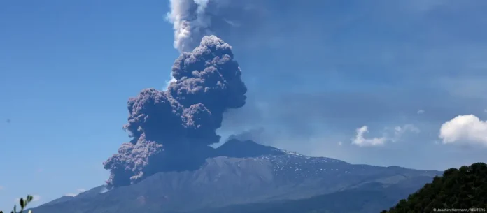 Erupción del Etna genera flujos piroclásticos tras colapso de cráter; autoridades monitorean posible impacto en turistas.
