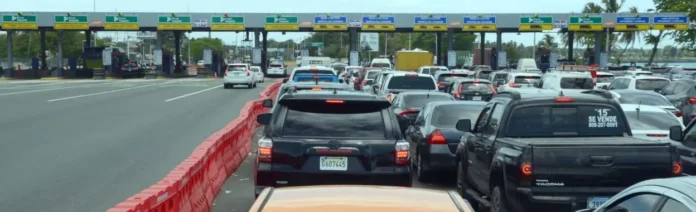 El peaje de Las Américas, un cuello de botella que amenaza la seguridad vial.