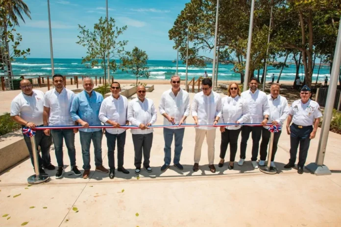 Presidente Abinader y ministro David Collado inauguran malecón de Haina con inversión de 107.8 millones.
