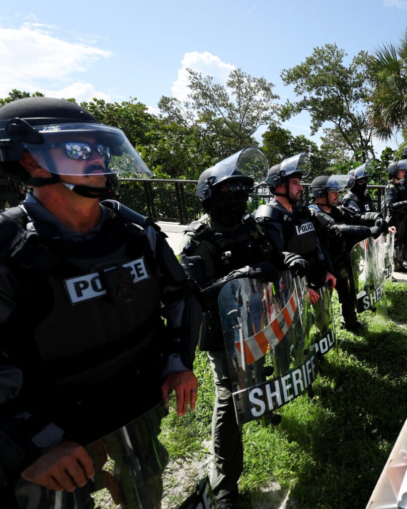 MundialesLD l Miles de personas se reunieron este sabado en Palm Beach Florida para manifestarse contra su vecino mas famoso el presidente Donald Trump como parte de las cientos de protestas No King 3